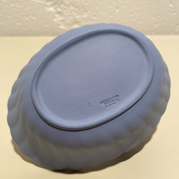 Wedgwood Blue Jasperware Floral Fluted Basket with White Motif - Picture 8 of 8